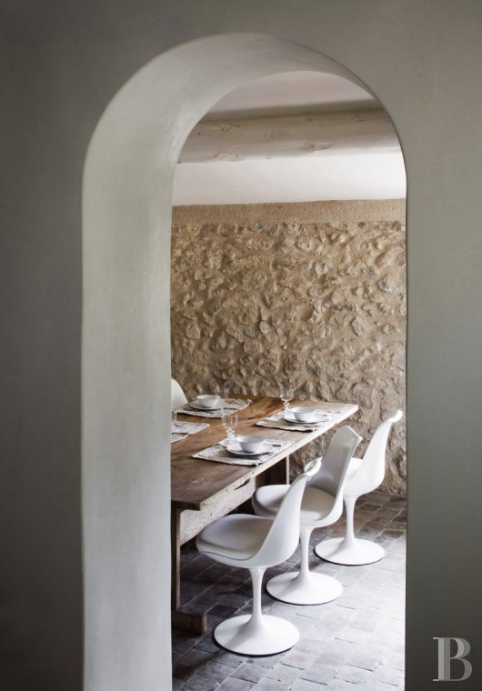 Dans les Bouches-du-Rhône, entre Avignon et Arles, une maison de village des 13e et 14e siècles - photo  n°10